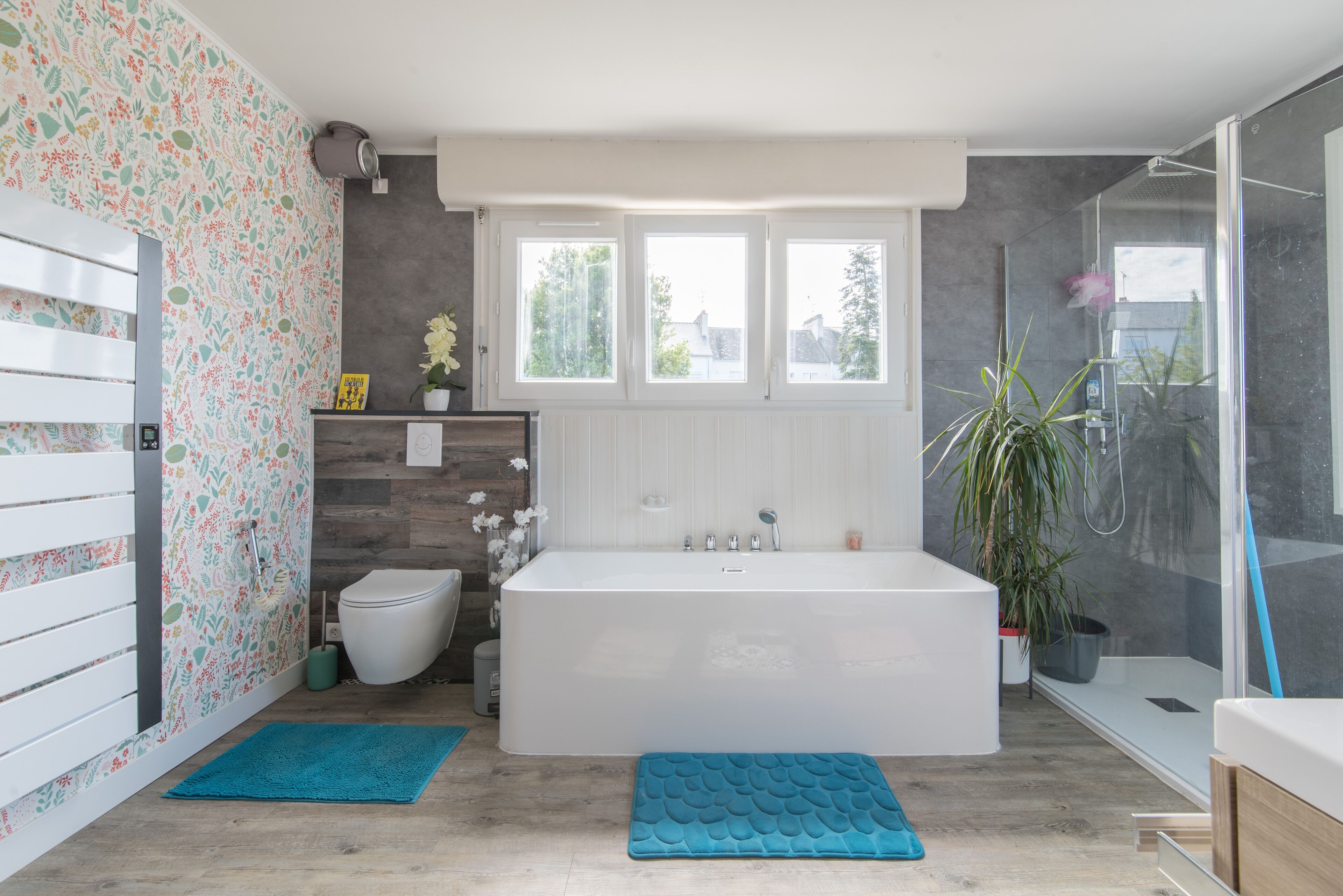 Douche, sèche-cheveux, bidet, serviettes fournies