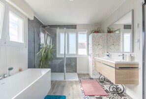 Dusche, Haartrockner, Bidet, Handtücher
