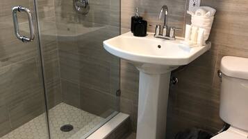 Regadera, secadora de cabello, toallas