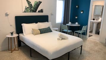 Escritorio, tabla de planchar con plancha, wifi y ropa de cama