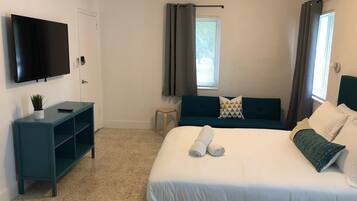 Escritorio, tabla de planchar con plancha, wifi y ropa de cama