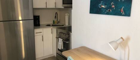 Réfrigérateur, four à micro-ondes, un four, surface de cuisson