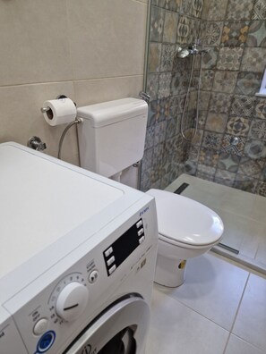 Shower, hair dryer, towels, soap - Old bridge (Mostar)