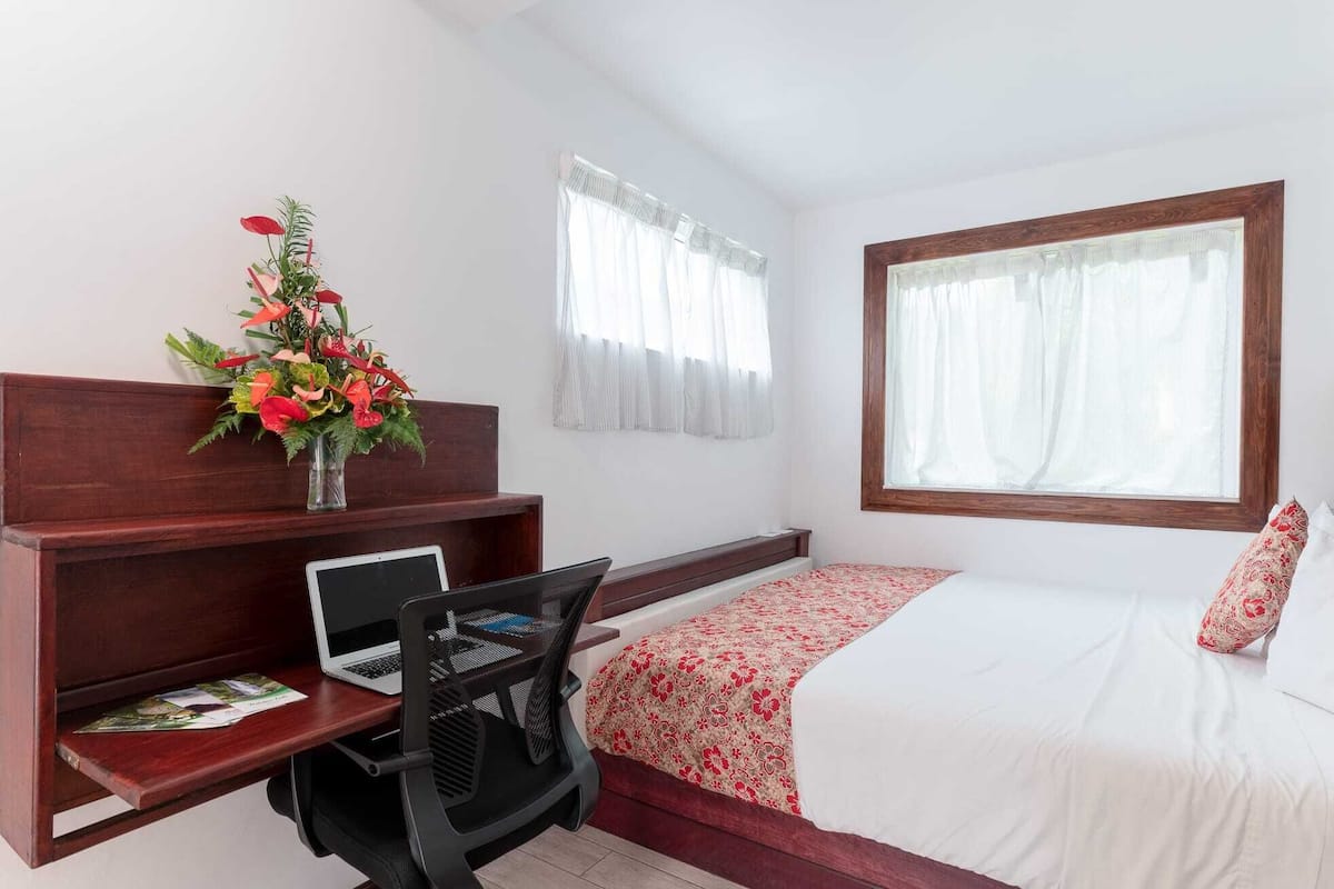 Tabla de planchar con plancha, wifi gratis, mobiliario individual