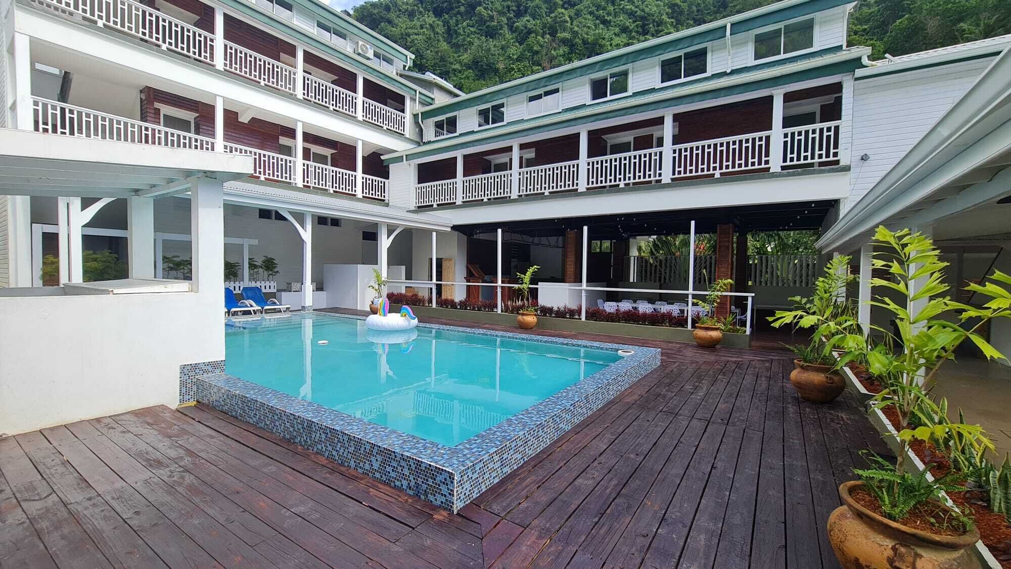 Una piscina al aire libre