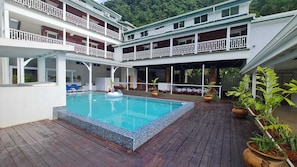 Una piscina al aire libre