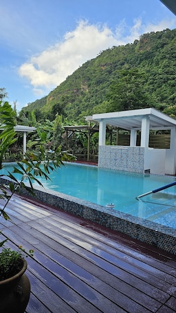 Una piscina al aire libre