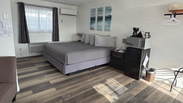 Deluxe Room, 1 King Bed, Non Smoking, Fireplace | Laptop workspace, WiFi (free), individually furnished, bed sheets - Waterway Inn (Indian River)