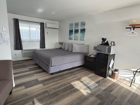 Deluxe Room, 1 King Bed, Non Smoking, Fireplace. Waterway Inn