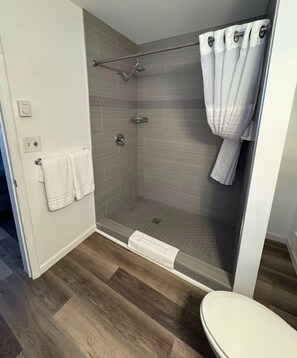 Deluxe Room, 1 King Bed, Non Smoking, Fireplace | Bathroom | Hair dryer, towels, soap, shampoo