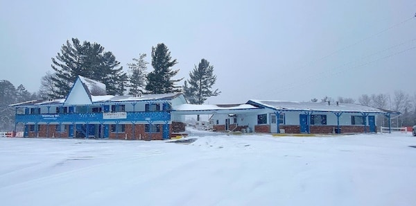 Waterway Inn - Indian River, MI