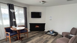 Deluxe Room, 1 King Bed, Non Smoking, Fireplace | Laptop workspace, WiFi (free), individually furnished, bed sheets - Waterway Inn (Indian River)