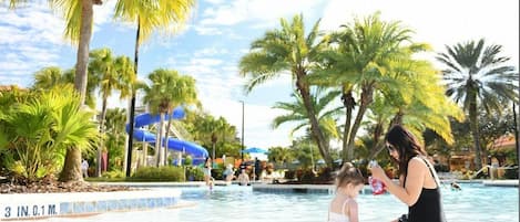 Alberca techada y alberca al aire libre