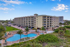 Exterior - Condo on the beach! 2/2 with two pools, cafe and tiki bar! Sunset Vista  Resort (Treasure Island)