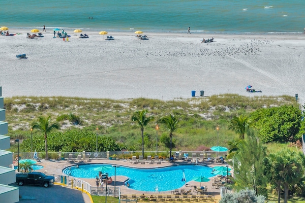 Piscina a l'aire lliure i piscina climatitzada