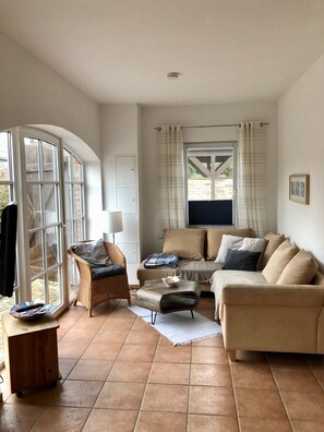 TV - Aalhaus Wustrow apartment to the courtyard 900m to the beach (Wustrow)