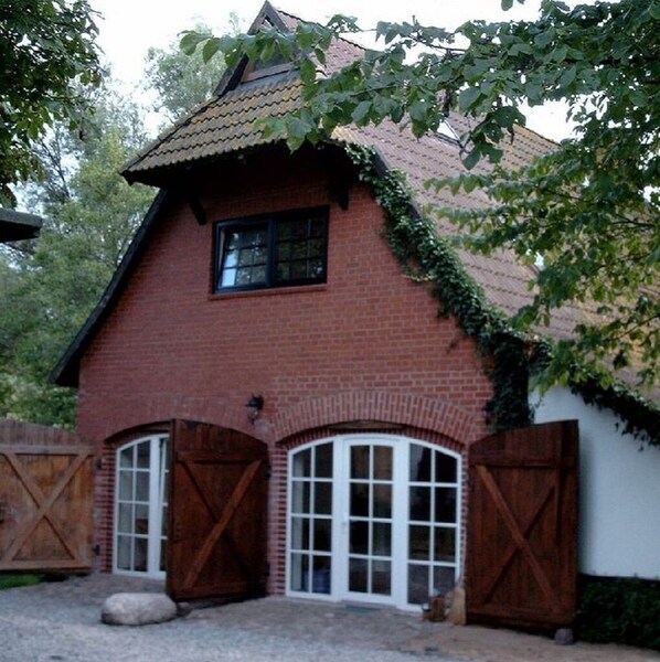 Exterior - Aalhaus Wustrow apartment to the courtyard 900m to the beach (Wustrow)