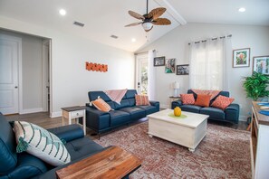 Televisor intel·ligent i taula de tennis de taula 