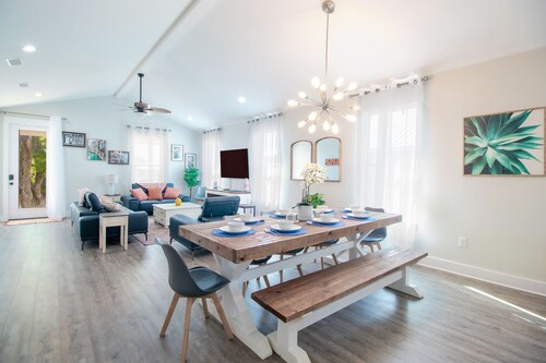 Brand new home, 1 block from Beach