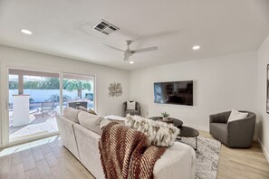 TV - New Luxury Home W/ Pool in Perfect Location (Scottsdale)