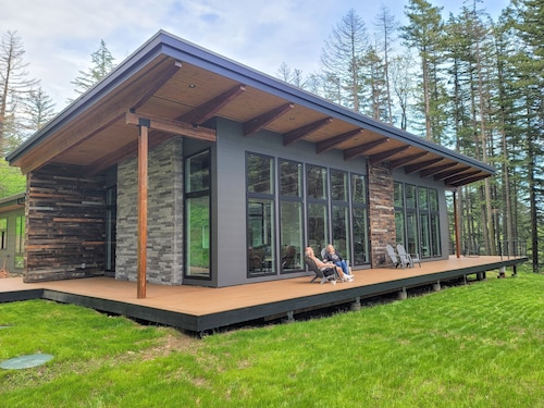 Amazing New 5 Bed Home next to the Columbia River. Sleeps 10 adults & 6 Kids