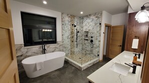 Shower, hair dryer, towels, soap - Amazing New 5 Bed Home next to the Columbia River. Sleeps 10 adults & 6 Kids (Stevenson)