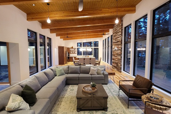 Smart-TV, Kamin, Videospiele, Bücher