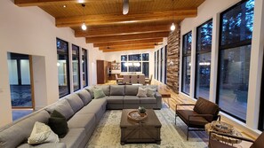 Smart-TV, Kamin, Videospiele, Bücher