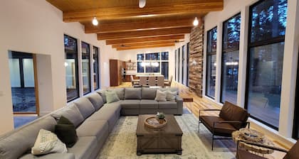 Amazing New 5 Bed Home next to the Columbia River. Sleeps 10 adults & 6 Kids