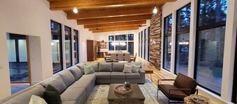 Amazing New 5 Bed Home next to the Columbia River. Sleeps 10 adults & 6 Kids
