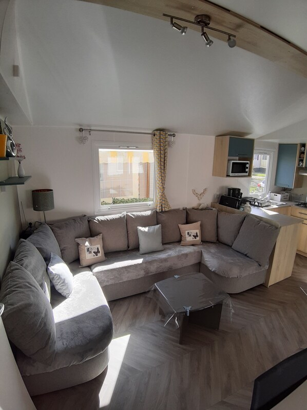 TV, DVD player, table tennis, books