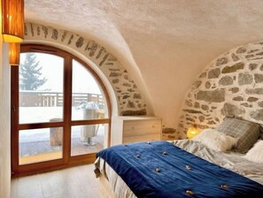 5 bedrooms, iron/ironing board, travel cot, WiFi