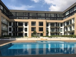 Un edificio moderno con una piscina in primo piano.