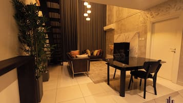 Executive Apartment, 2 Bedrooms, Pool View | In-room dining