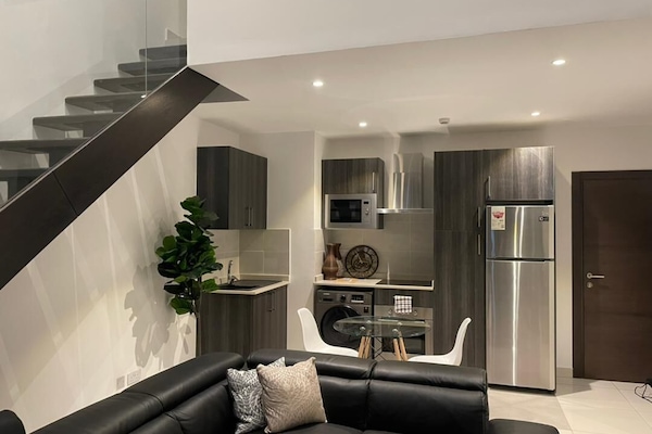 Apartamento ejecutivo, 2 habitaciones, vistas a la piscina | Zona de estar