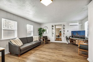 Living area - Fenced.Private Bungalow-CLE & BW.Dog Friendly! (Berea)