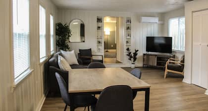 NEW Stylish and Modern 1-bedroom Bungalow - 4 miles to CLE