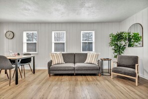 Living area - Fenced.Private Bungalow-CLE & BW.Dog Friendly! (Berea)