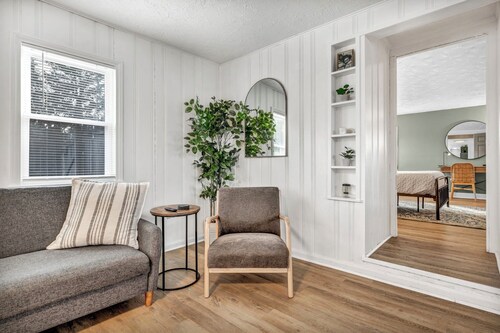 Fenced.Private Bungalow-CLE & BW.Dog Friendly!