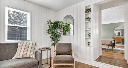 Fenced.Private Bungalow-CLE & BW.Dog Friendly!