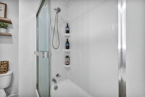 Een haardroger, handdoeken, zeep, shampoo