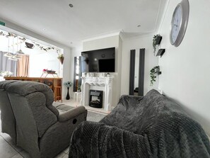 Smart TV, fireplace - Cosy Modern Family Get-Away (Blackpool)