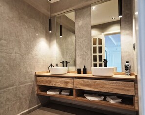Kostenlose Toilettenartikel, Haartrockner, Handtücher, Seife