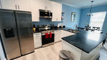 Frigorifero, microonde, forno, piano cottura