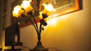 A desk with a lamp and a framed picture on the wall. - b&b l'Incanto (Cava de' Tirreni)