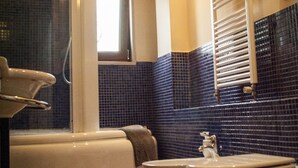 A bathroom with a bathtub, toilet, and sink. - b&b l'Incanto (Cava de' Tirreni)