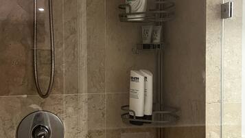 Een douche, een haardroger, een bidet, handdoeken