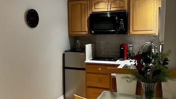 Refrigerador, microondas, cafetera y tetera y tetera eléctrica