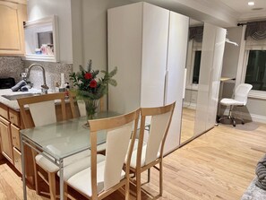 Dining - 32nd Ave Casa next to Legion of Honor Museum, park, restaurants, bus, playground (San Francisco)