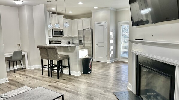 Private kitchen - WorkPlay Vaca 2BR 3BA Sleeps 6 near Downtown (Atlanta)